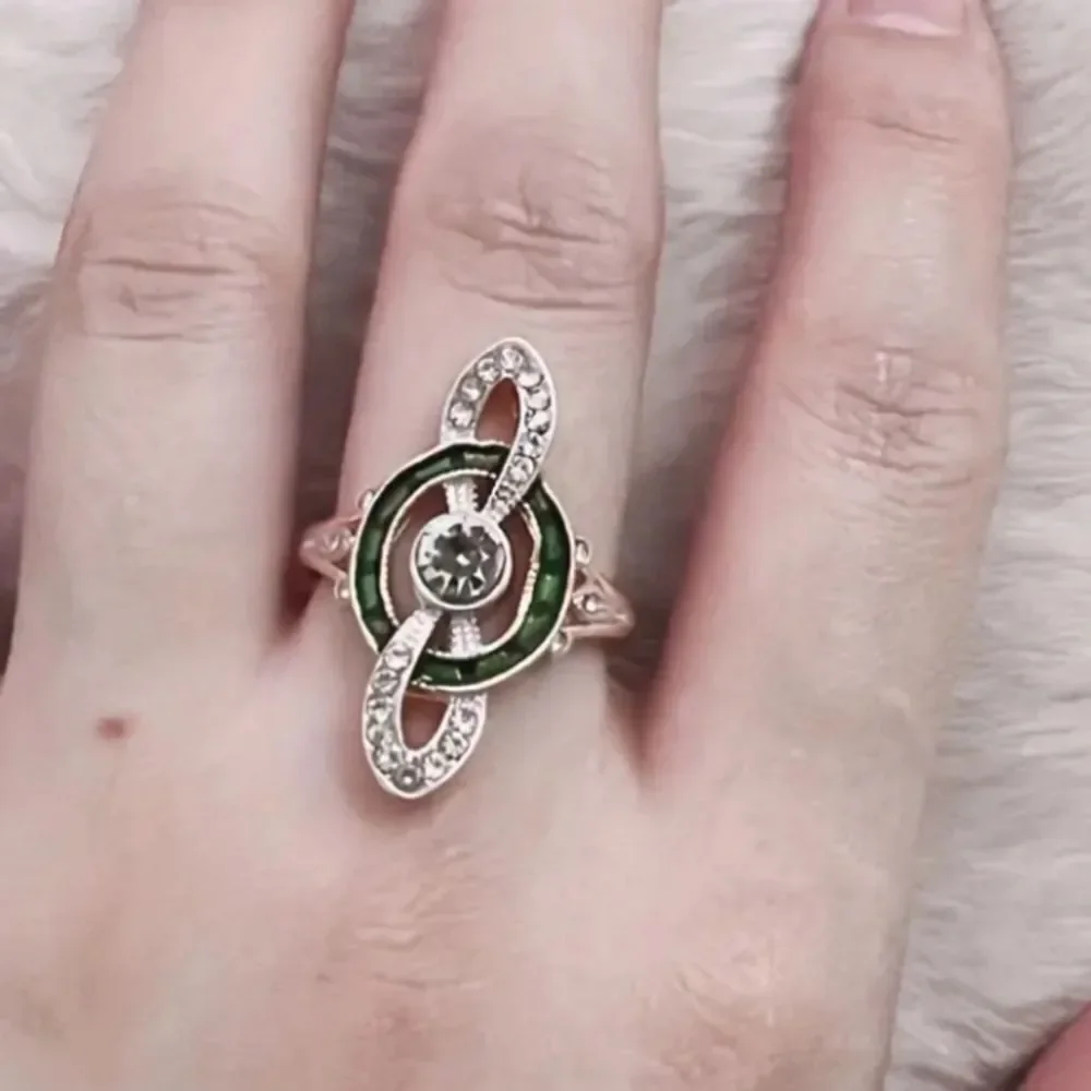 Vintage Cubic Zirconia decorative ring sz 9